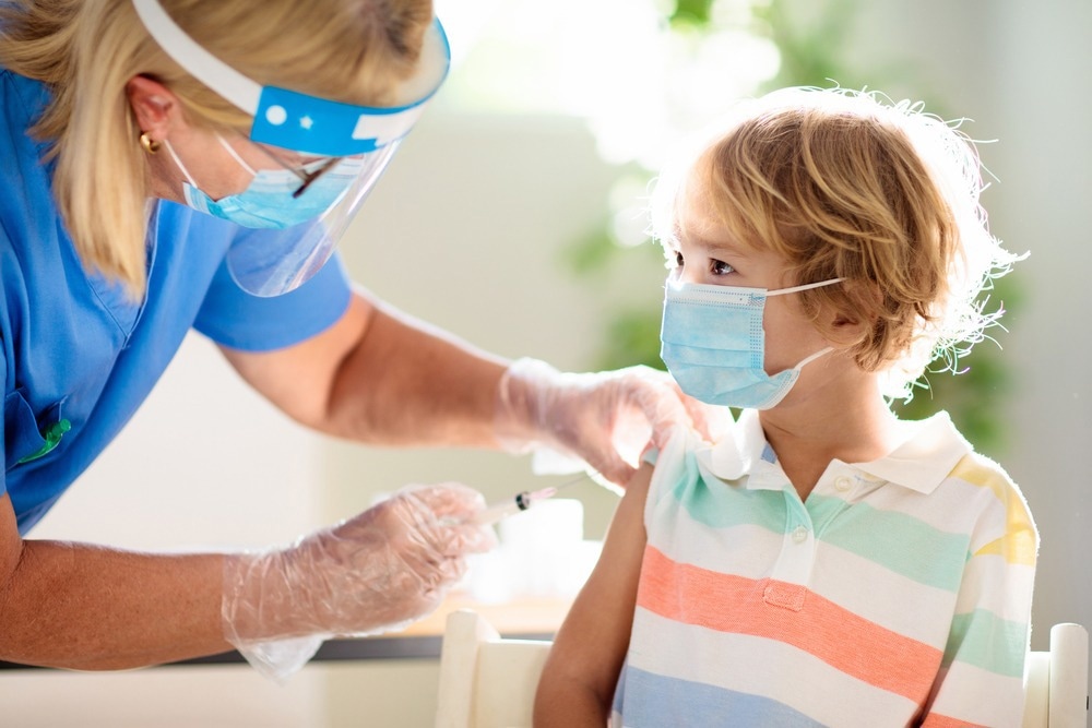 Study: COVID-19 Vaccination Coverage and Demographic Characteristics of Infants and Children Aged 6 Months–4 Years — United States, June 20–December 31, 2022. Image Credit: FamVeld / Shutterstock.com
