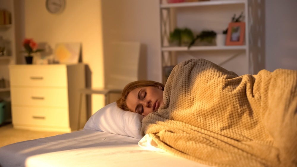 Étude : La mauvaise qualité du sommeil, l'insomnie et la courte durée du sommeil avant l'infection prédisent les symptômes à long terme après le COVID-19.  Crédit d'image : Films de Motortion/Shutterstock