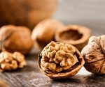What is the impact of consuming walnuts on the dietary intake of total polyphenols?