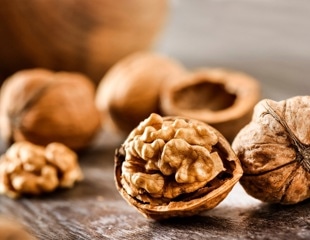 What is the impact of consuming walnuts on the dietary intake of total polyphenols?