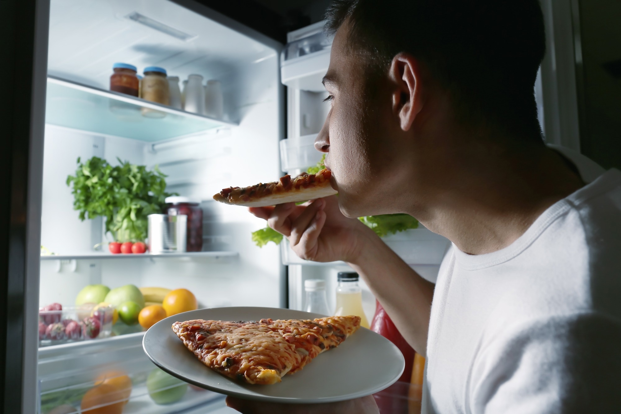 Study: Association between late eating pattern and increased consumption of ultra-processed foods among Italian adults: findings from the INHES study.  Image Credit: Pixel-shot / Shutterstock