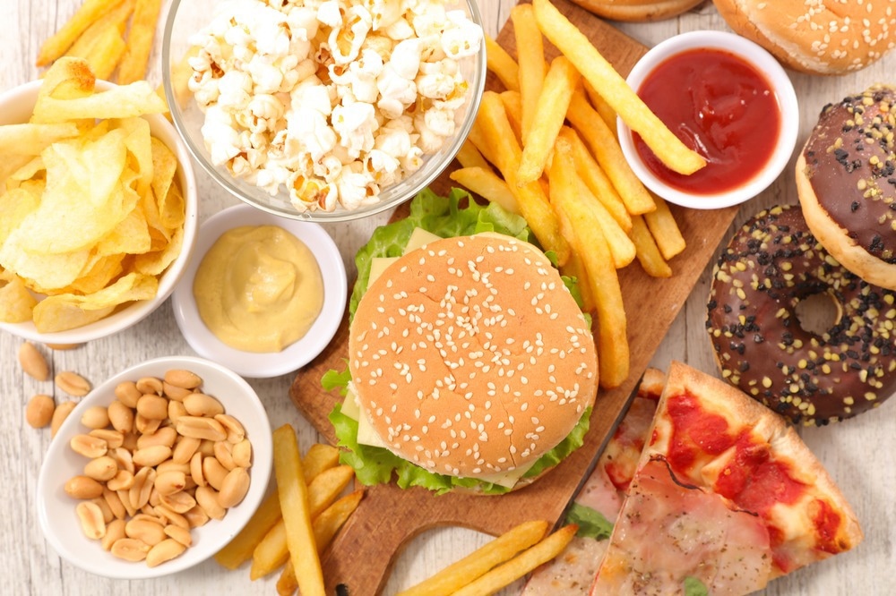 Étude : Consommation d'aliments ultra-transformés et répartition de la graisse corporelle chez les adultes américains.  Crédit image : Photo par margouillat/Shutterstock.com