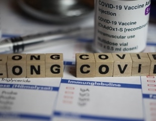 What is the relationship between COVID-19 vaccination and the occurrence of long-COVID symptomatology?