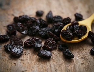 What is the effect of supplementing raisins on improving cognitive performance, cardiovascular risk factors, and markers of inflammation?
