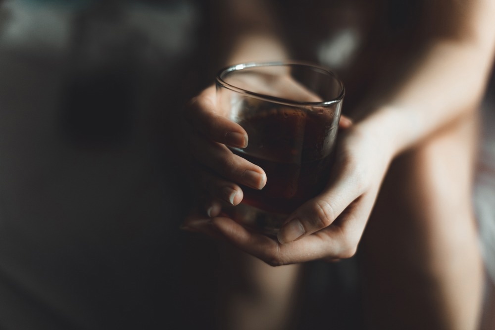 Étude : Association entre la consommation quotidienne d'alcool et le risque de mortalité toutes causes confondues.  Crédit d'image : dan.nikonov/Shutterstock.com