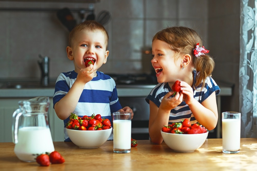 How does increased family mealtime affect children’s fruit and vegetable intake?