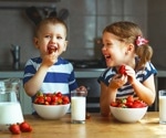 How does increased family mealtime duration affect children's fruit and vegetable intake?