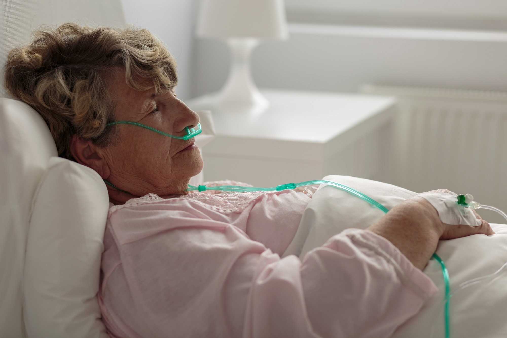 Study: Effects of sleep disturbance on dyspnoea and impaired lung function following hospital admission due to COVID-19 in the UK: a prospective multicentre cohort study. Image Credit / Ground Picture / Shutterstock
