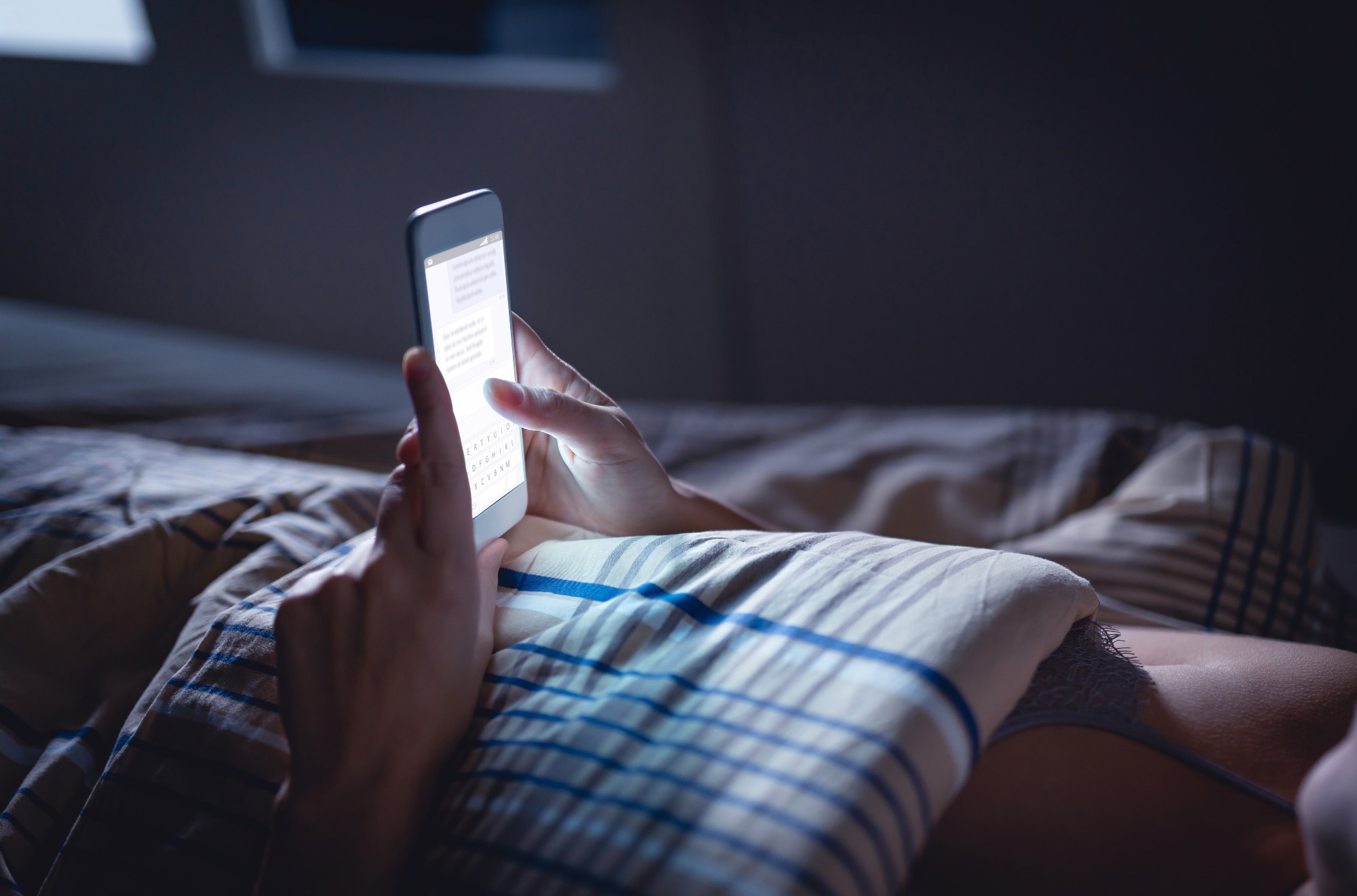Study: Problematic technology use and sleep quality in young adulthood: novel insights from a nationally representative twin study. Image Credit: TeroVesalainen/Shutterstock.com