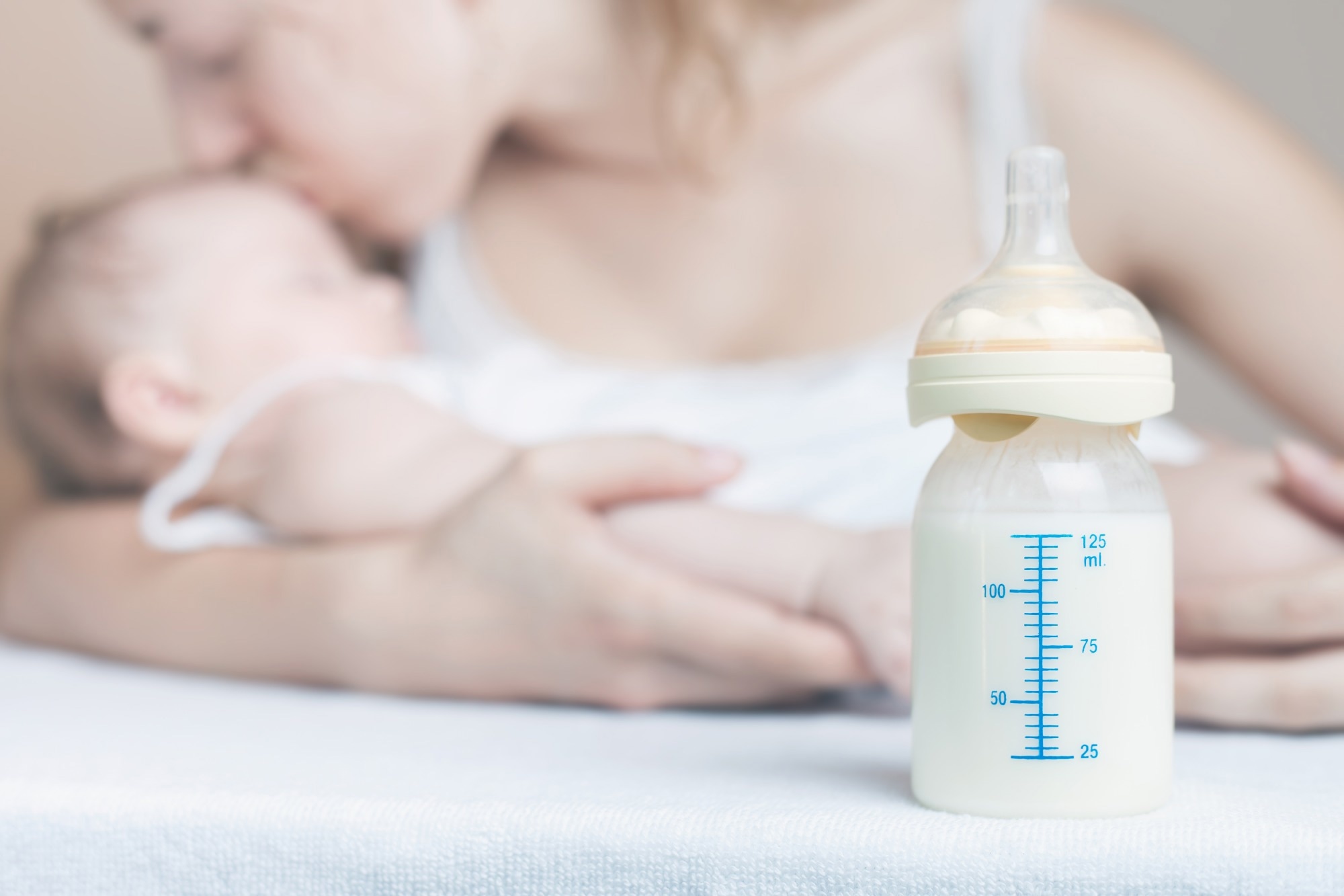 Study: Impact of maternal SARS-CoV-2 booster vaccination on blood and breastmilk antibodies. Image Credit: avelIlyukhin/Shutterstock.com