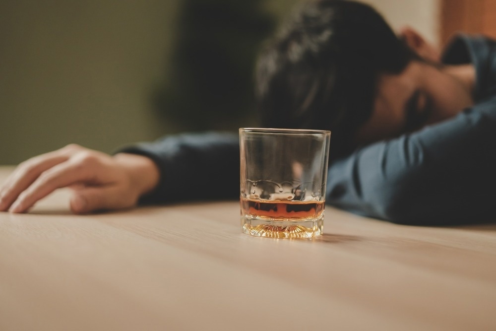Study: Holding your liquor: Comparison of alcohol-induced psychomotor impairment in drinkers with and without alcohol use disorder. Image Credit: Kmpzzz/Shutterstock.com