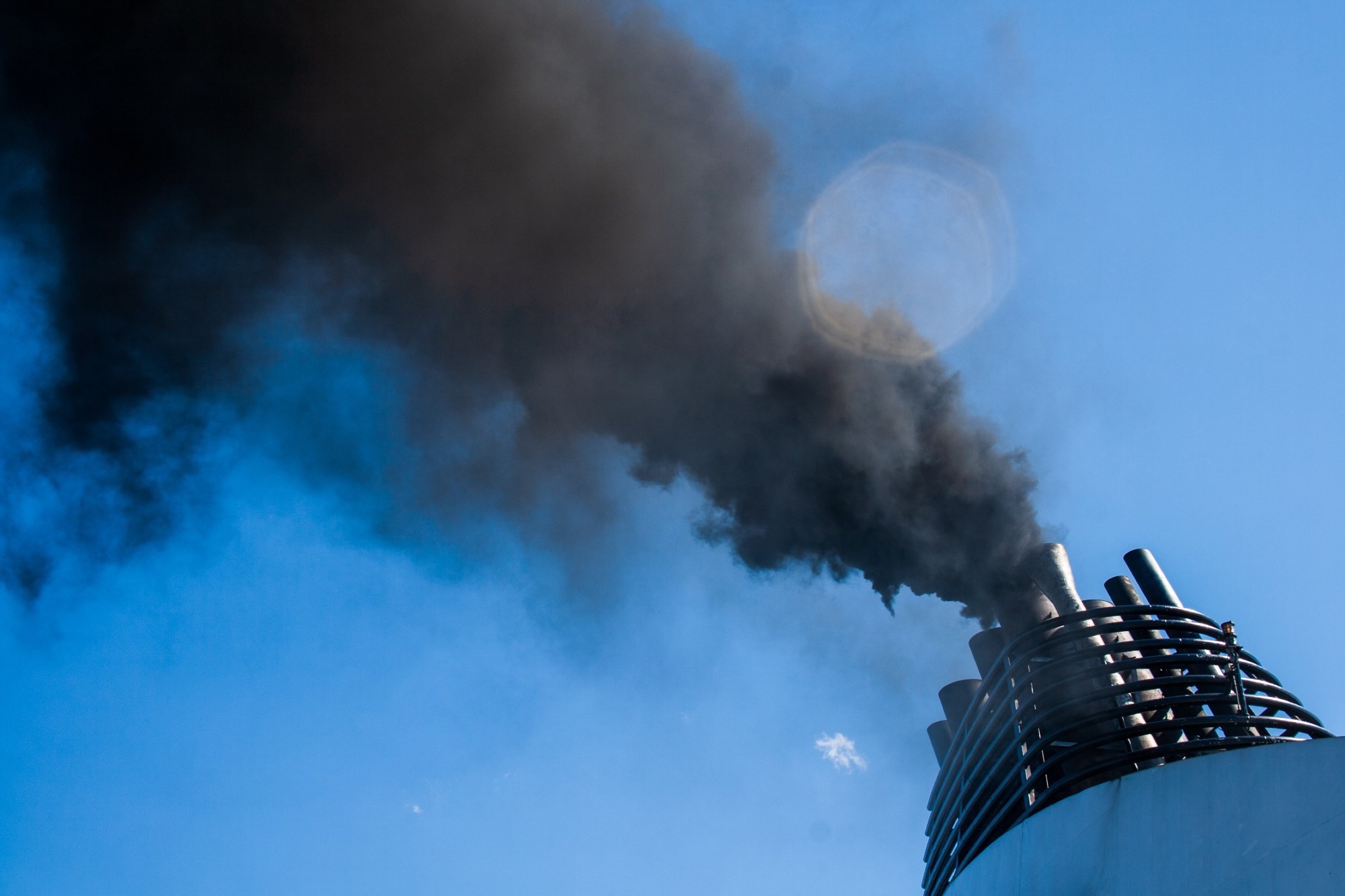 Study: Pre-admission ambient air pollution and blood soot particles predict hospitalisation outcomes in COVID-19 patients. Image Credit: MicheleUrsi/Shutterstock.com