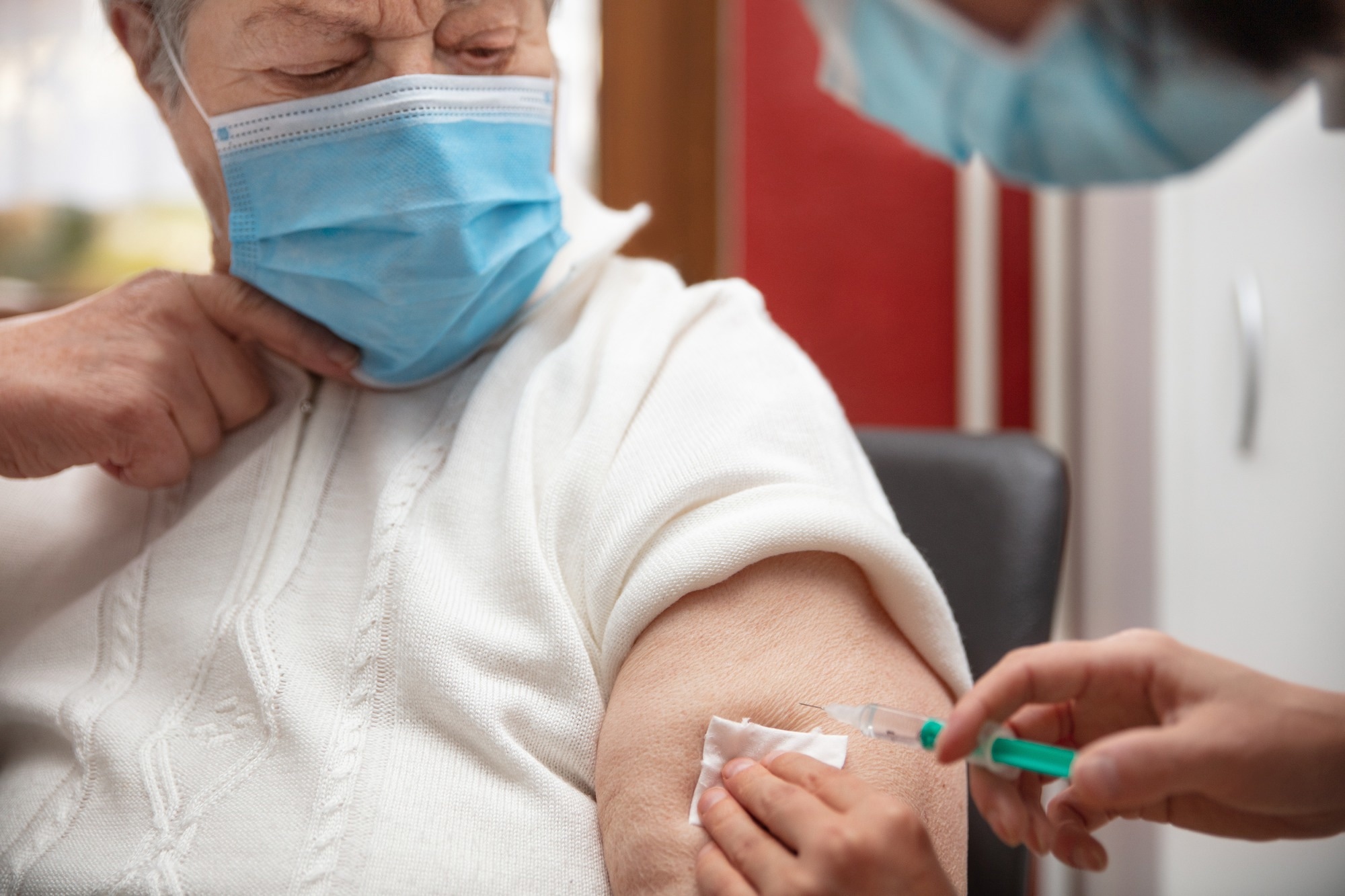 Study: ﻿﻿﻿﻿﻿﻿﻿﻿﻿﻿﻿﻿﻿﻿﻿Effectiveness of Up-to-Date COVID-19 Vaccination in Preventing SARS-CoV-2 Infection Among Nursing Home Residents — United States, November 20, 2022–January 8, 2023. Image Credit: MiriamDoerrMartinFrommherz/Shutterstock.com