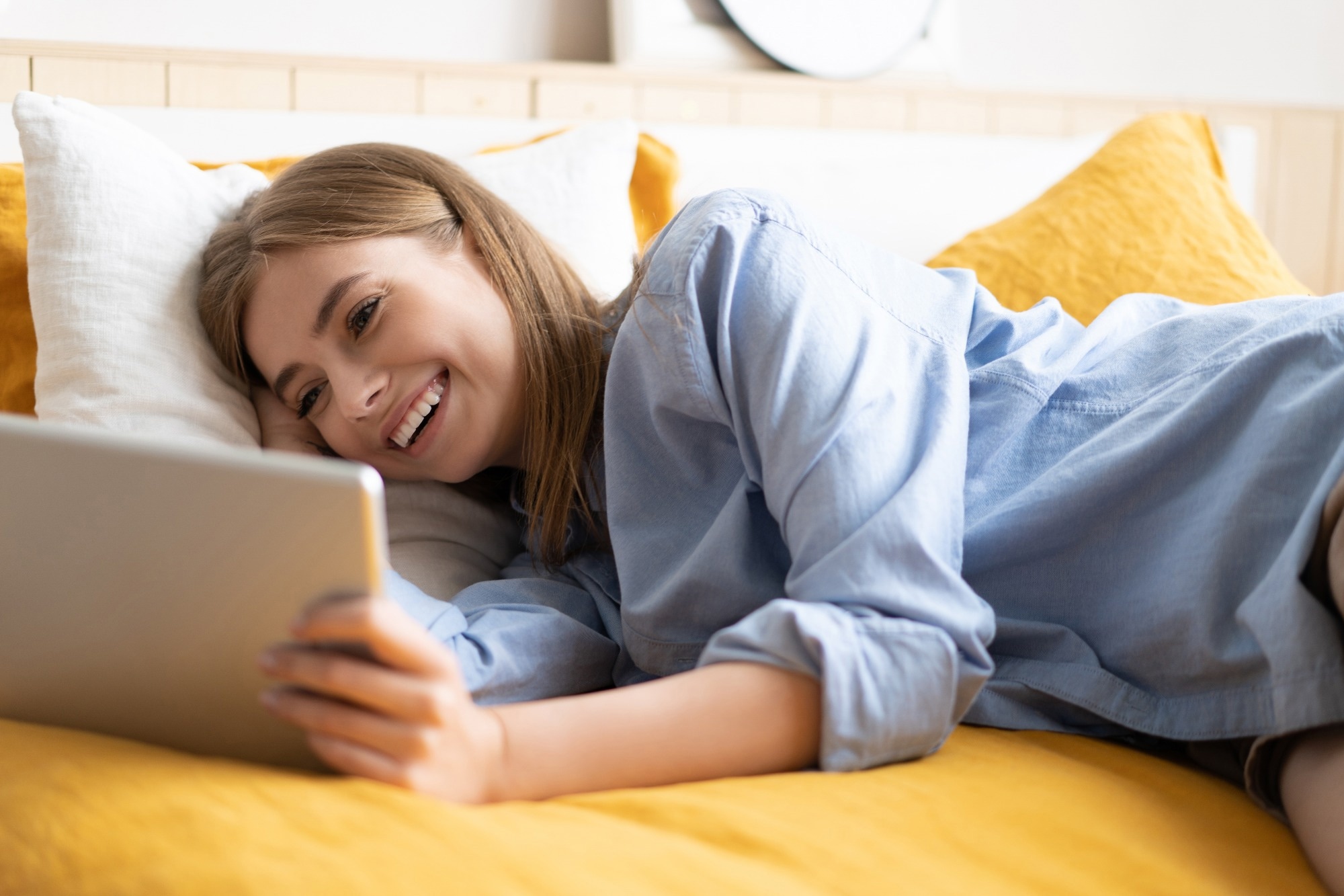 Study: The causal effects of leisure screen time on irritable bowel syndrome risk from a Mendelian randomization study. Image Credit: OPOLJA/Shutterstock.com