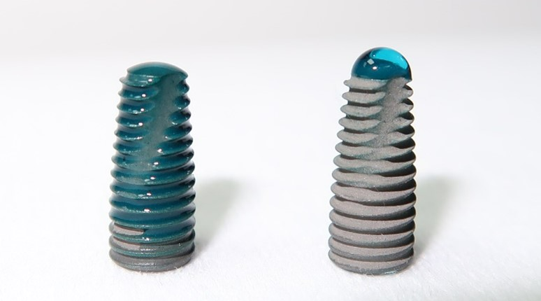Image Shows the difference between a hydrophilic plasma treated implant (L) & an untreated implant (R).
