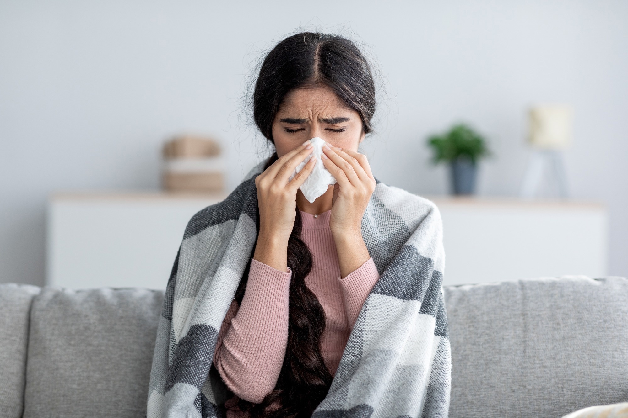 Study: Long-term symptom profiles after COVID-19 vs other acute respiratory infections: an analysis of data from the COVIDENCE UK study. Image Credit: Prostock-studio/Shutterstock.com