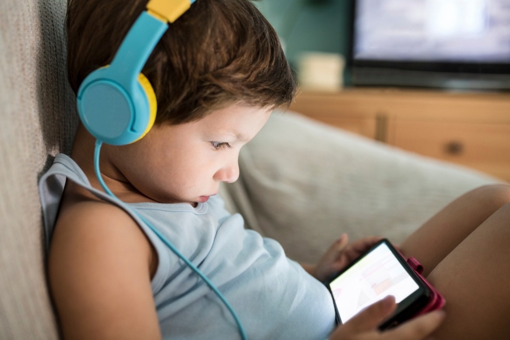 Study: Shared genetic risk in association of screen time with psychiatric problems in children.  Image Credit: WH_Pics/Shutterstock.com