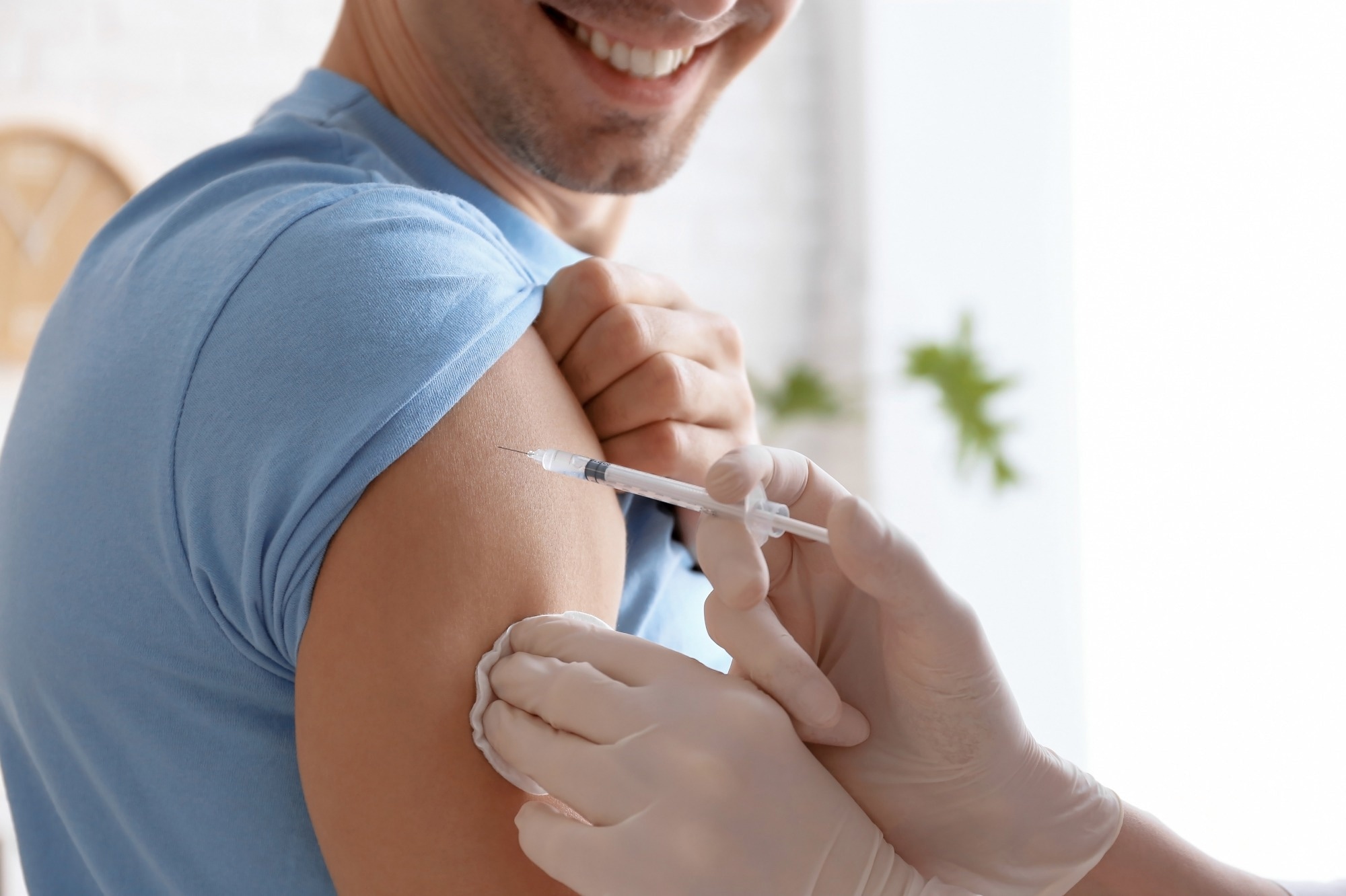 Study: Estimated Effectiveness of Coadministration of the BNT162b2 BA.4/5 COVID-19 Vaccine With Influenza Vaccine. Image Credit: New Africa / Shutterstock.com