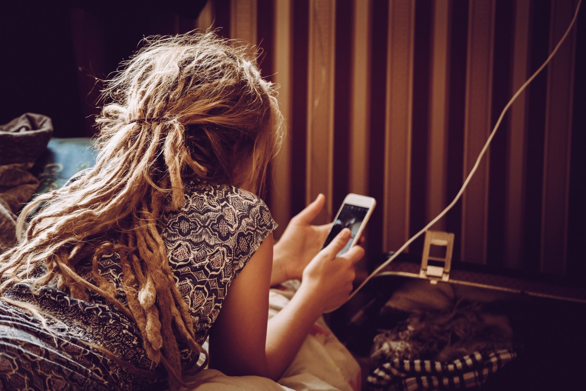 Étude : Association entre l'utilisation du smartphone et les résultats en matière de santé des adolescents : une analyse de propension utilisant l'enquête coréenne sur les comportements à risque chez les jeunes.  Crédit photo : FotoHelin / Shutterstock