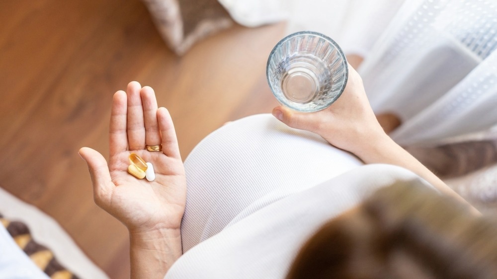 Study: Maternal B-vitamin and vitamin D status before, during, and after pregnancy and the influence of supplementation preconception and during pregnancy: Prespecified secondary analysis of the NiPPeR double-blind randomized controlled trial. Image Credit: MVelishchuk/Shutterstock.com