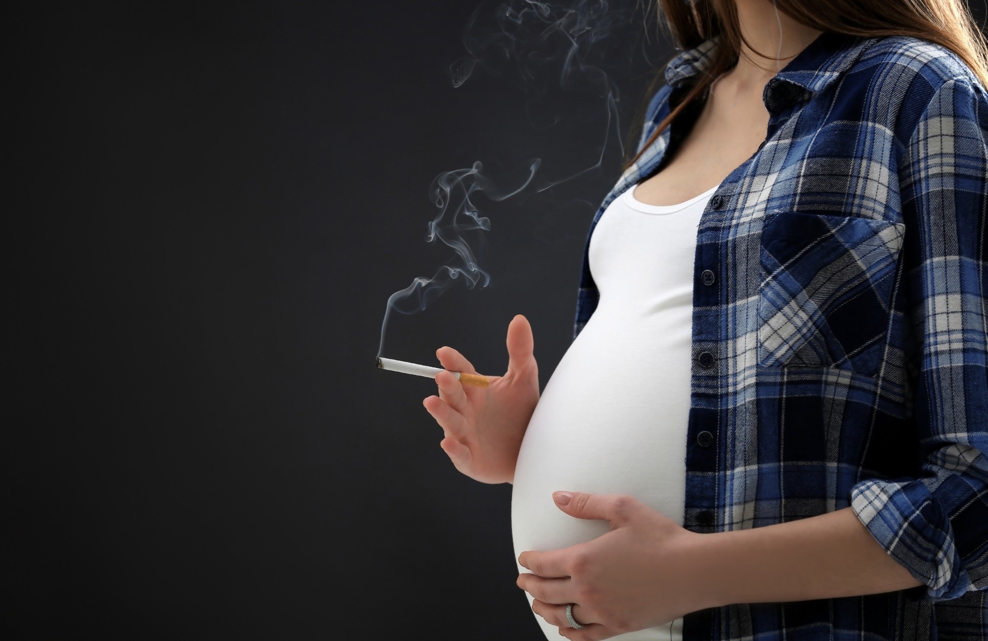 Study: Use of E-cigarettes and cigarettes during late pregnancy among adolescents. Image Credit: Africa Studio / Shutterstock.com