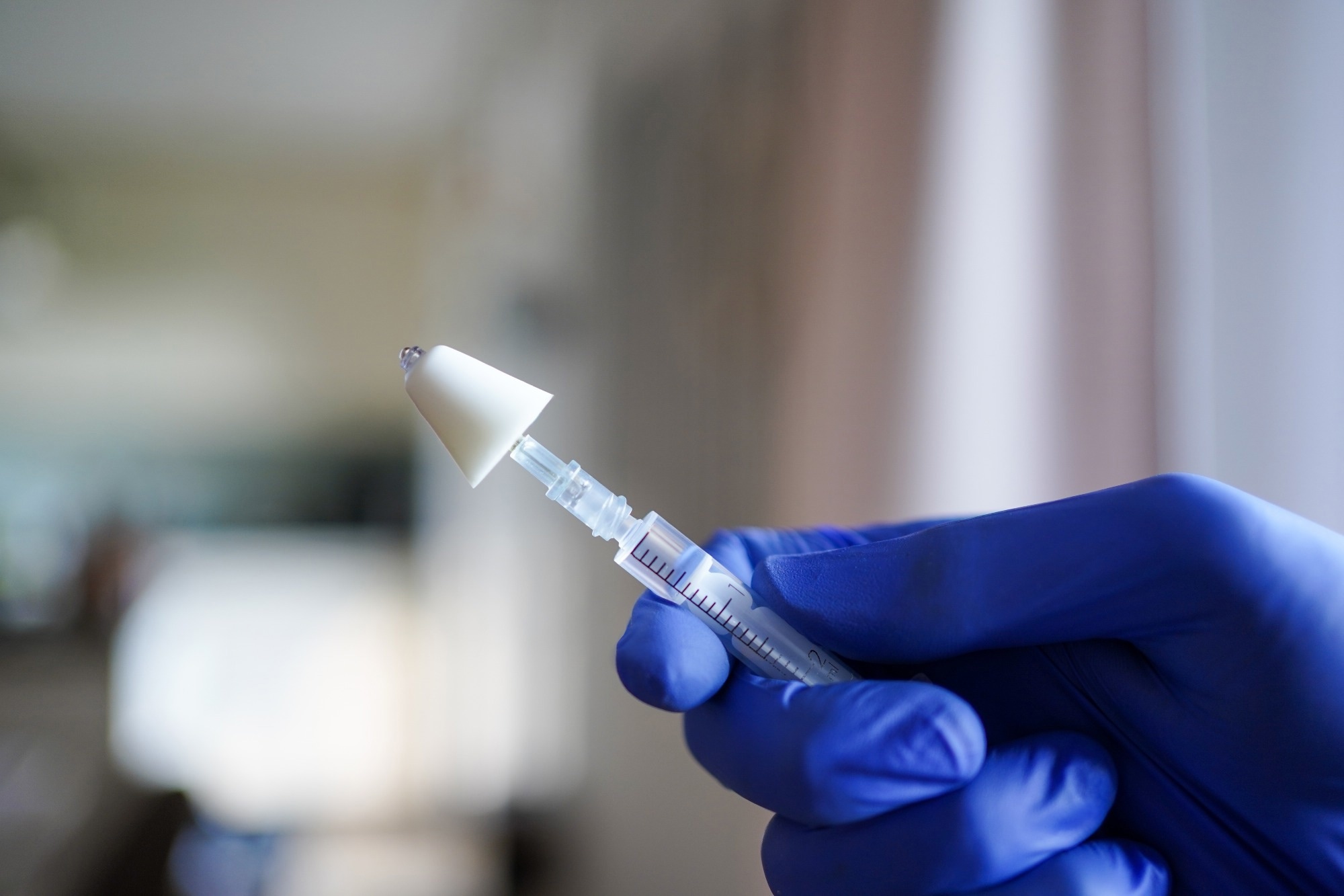 Donosowa szczepionka przeciwko COVID-19 obiecująca jest w łagodzeniu ciężkich objawów