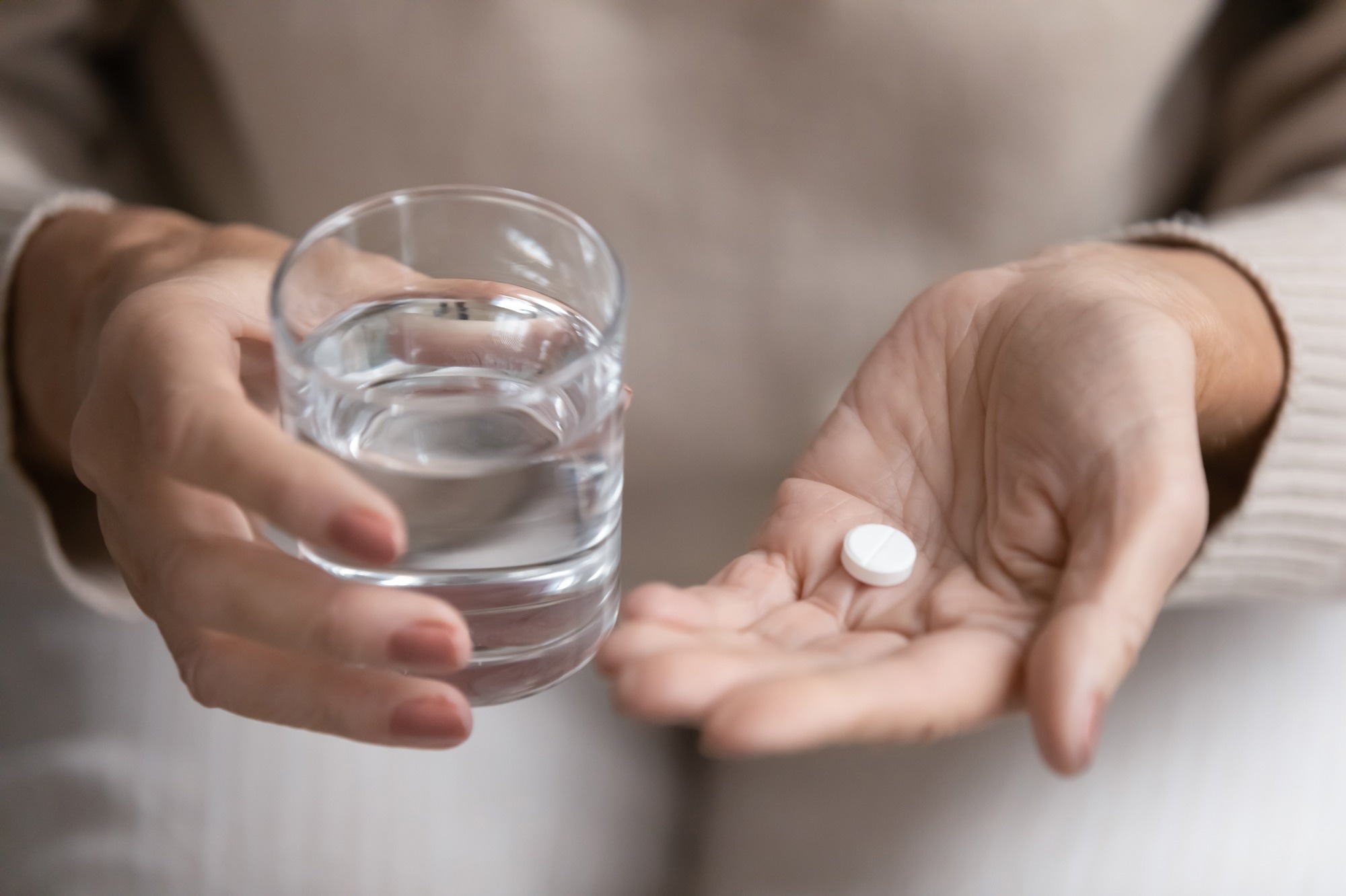 Study: Potential effect of aspirin use as primary prevention of adverse pregnancy outcomes in twins conceived using ART.  Image credit: fizkes/Shutterstock.com