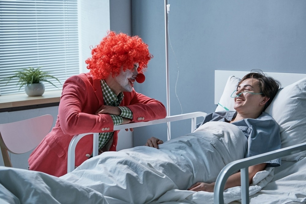 Study: Medical clowns improve sleep and shorten hospitalization duration in hospitalized children. Image Credit: AnnaStills/Shutterstock.com