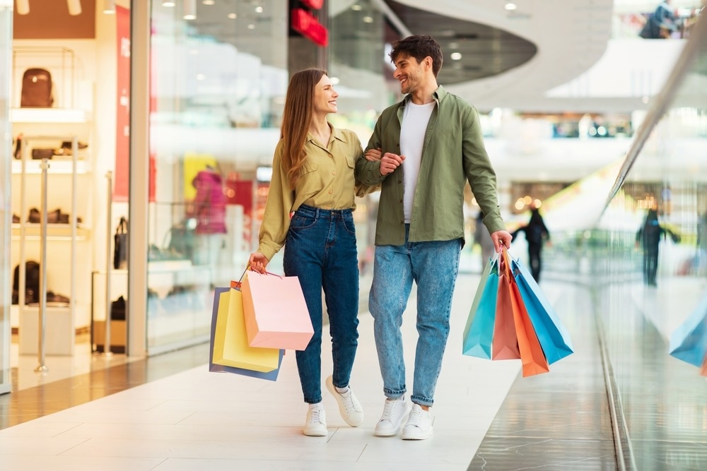Étude : Un programme de shopping dans un centre commercial sur smartphone et des pas de marche quotidiens.  Source de l'image : Prostock-studio/Shutterstock.com