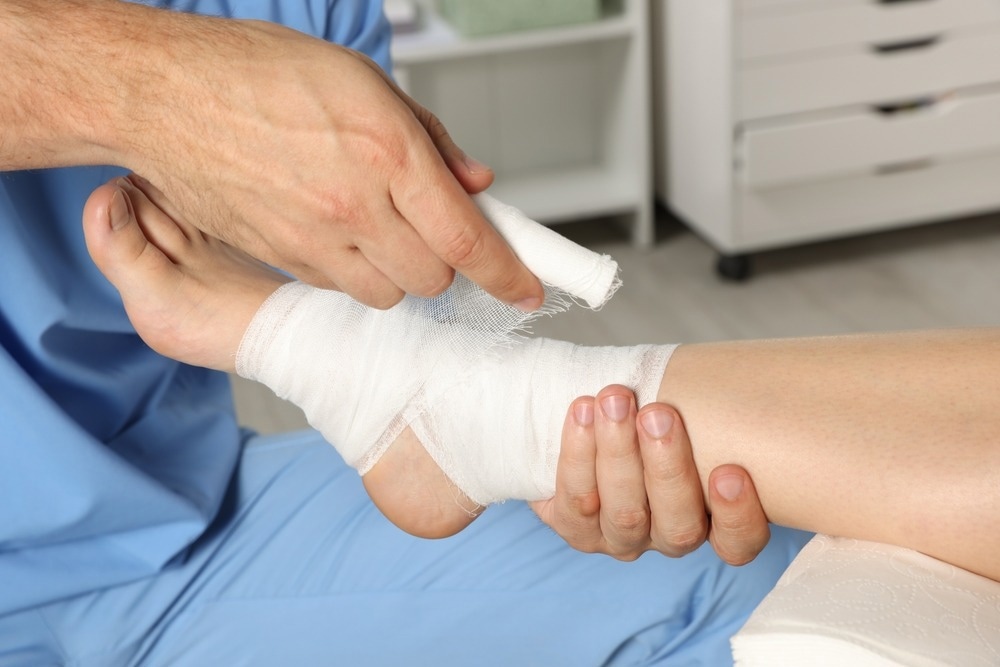 Study: Hydrogel dressings with intrinsic antibiofilm and antioxidant dual functionality accelerate healing of infected diabetic wounds.  Image credit: New Africa/Shutterstock.com