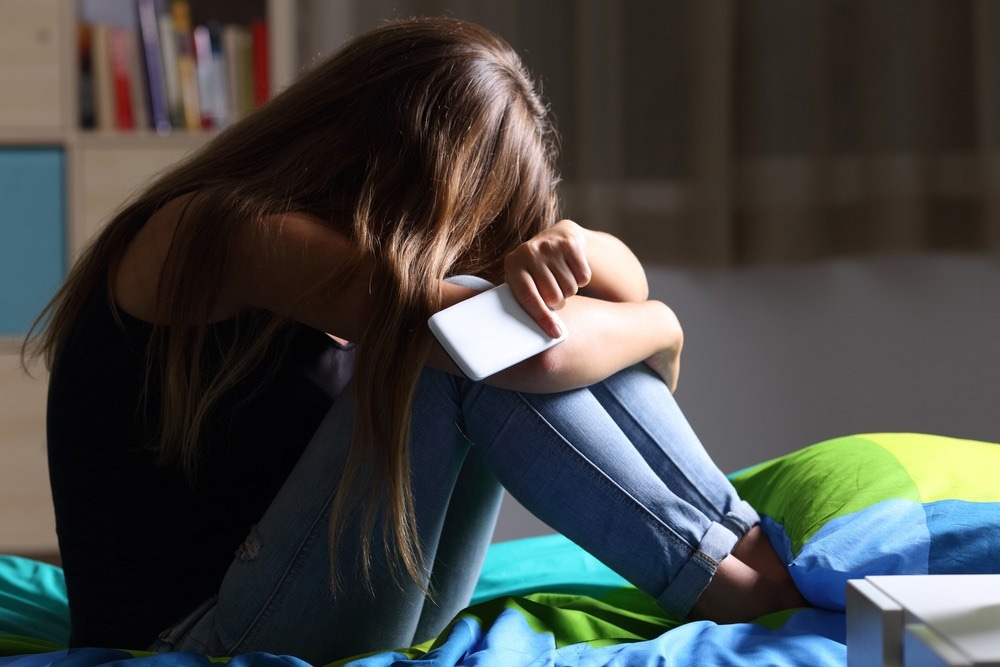 Study: Bullying fosters interpersonal distrust and degrades adolescent mental health as predicted by Social Safety Theory. Image Credit: Antonio Guillem/Shutterstock.com