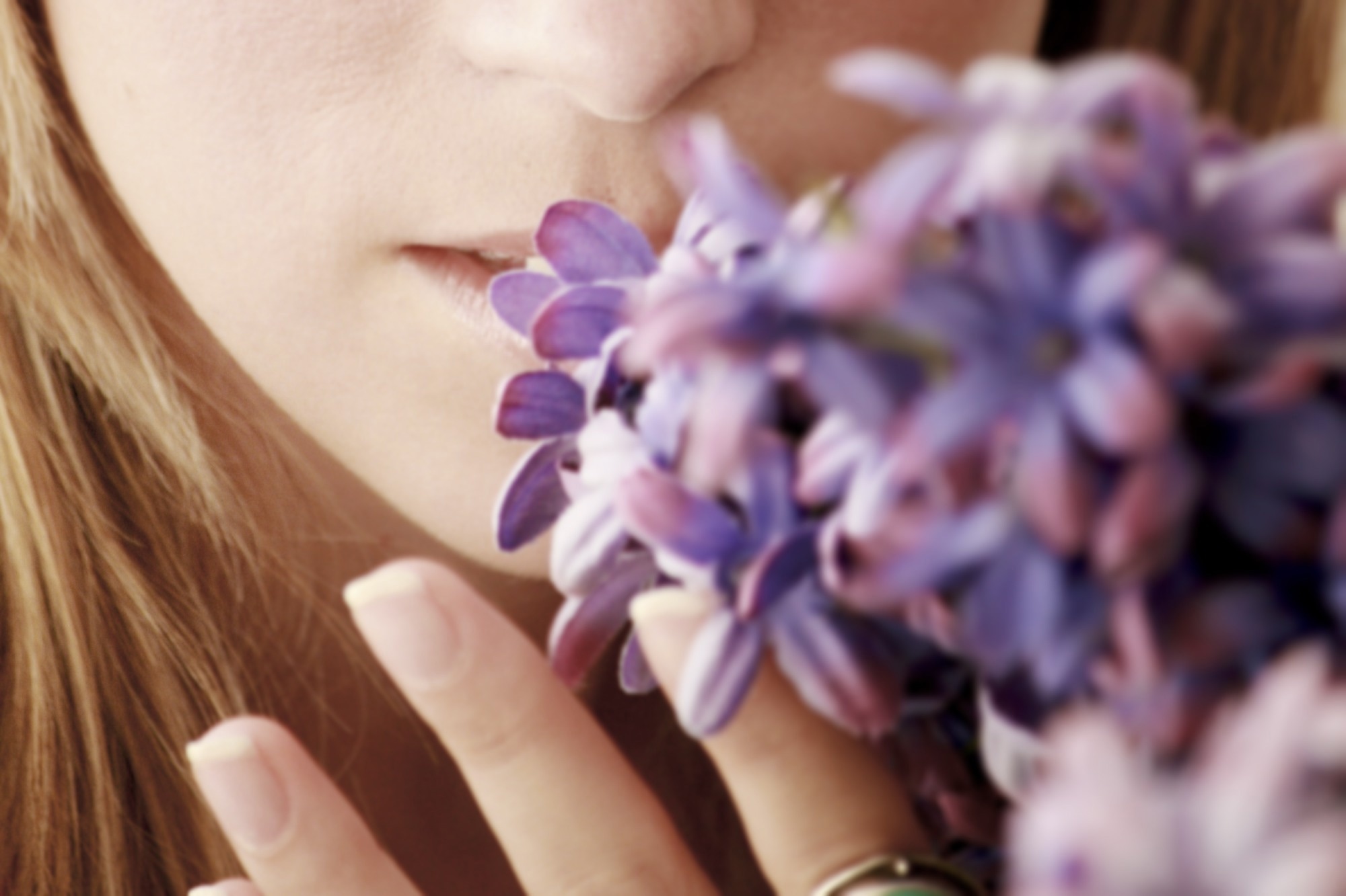 El papel del olfato y las señales verbales en la recuperación de recuerdos.