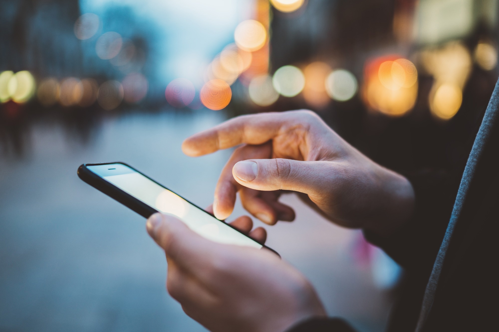 مطالعه: نقش واسطه ای تنهایی در رابطه بین اعتیاد به گوشی های هوشمند و بهزیستی ذهنی.  اعتبار تصویر: ImYanis/Shutterstock.com