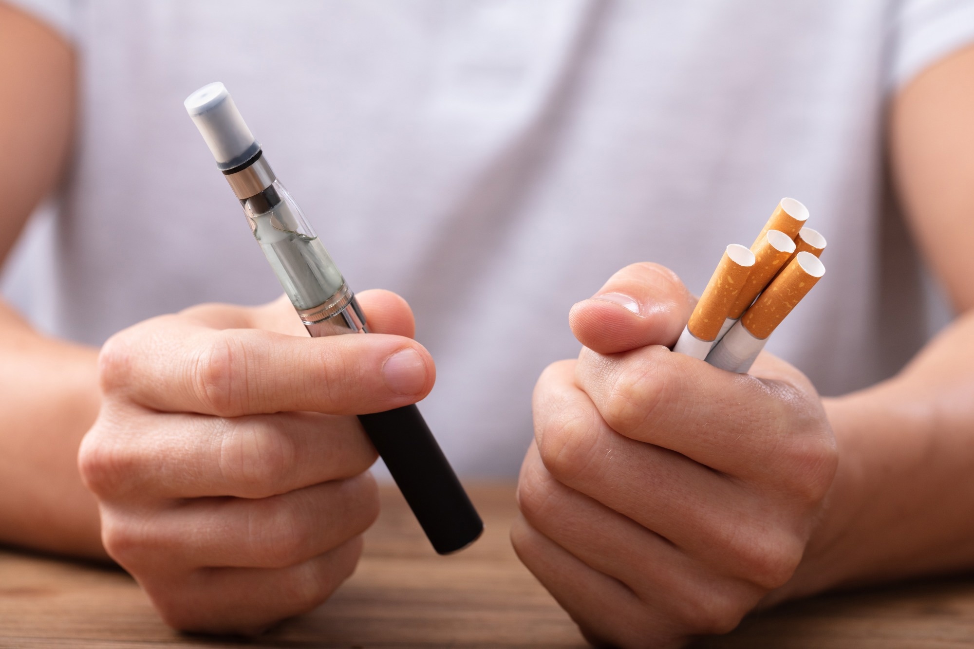مطالعه: روند درک مضرات سیگار الکترونیکی در مقابل سیگار در میان بزرگسالانی که در انگلستان سیگار می‌کشند، 2014-2023.  اعتبار تصویر: Andrey_Popov / Shutterstock