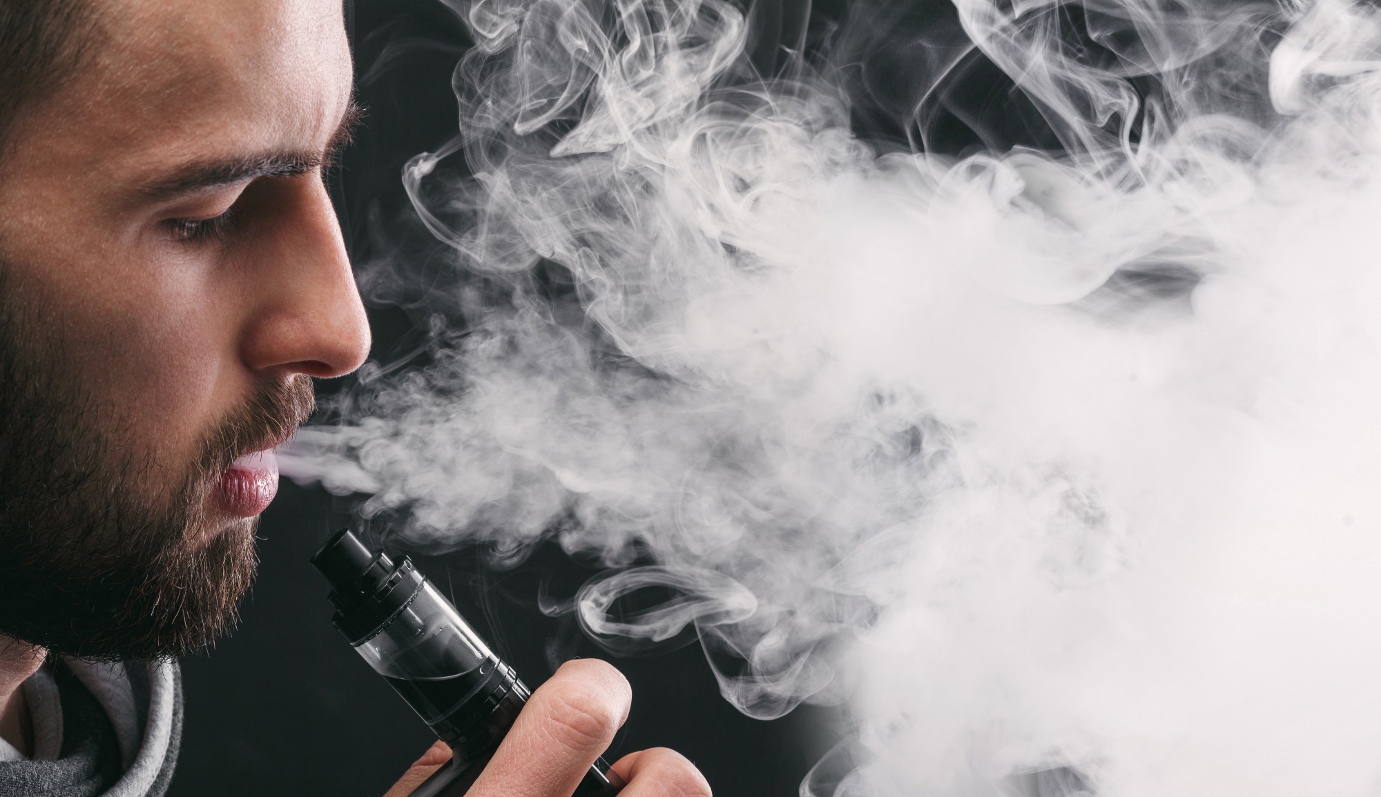 Study: Association between Second-Hand Exposure to E-Cigarettes at Home and Exacerbations in Children with Asthma. Image Credit: Prostock-studio / Shutterstock