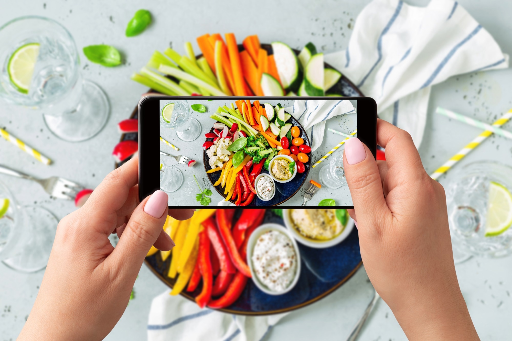 Pouvez-vous remarquer la différence ?  L'étude explore l'attrait des photos culinaires générées par l'IA par rapport aux photos culinaires réelles.