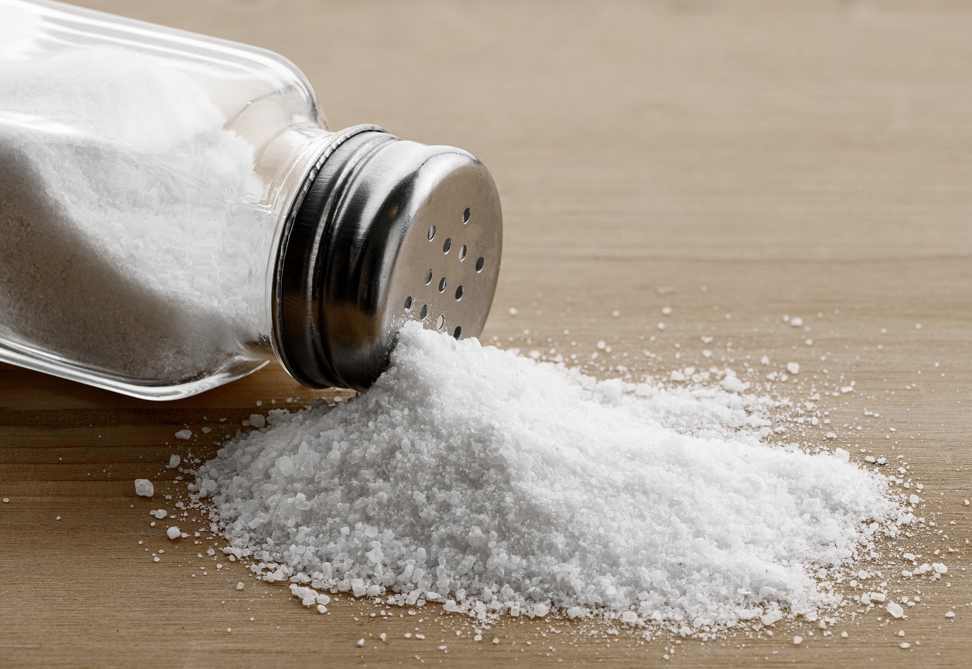 مطالعه: افزودن نمک به غذا در سر سفره به عنوان شاخصی از خطر ابتلا به سرطان معده در بزرگسالان: یک مطالعه آینده نگر.  اعتبار تصویر: Soho A Studio/Shutterstock.com